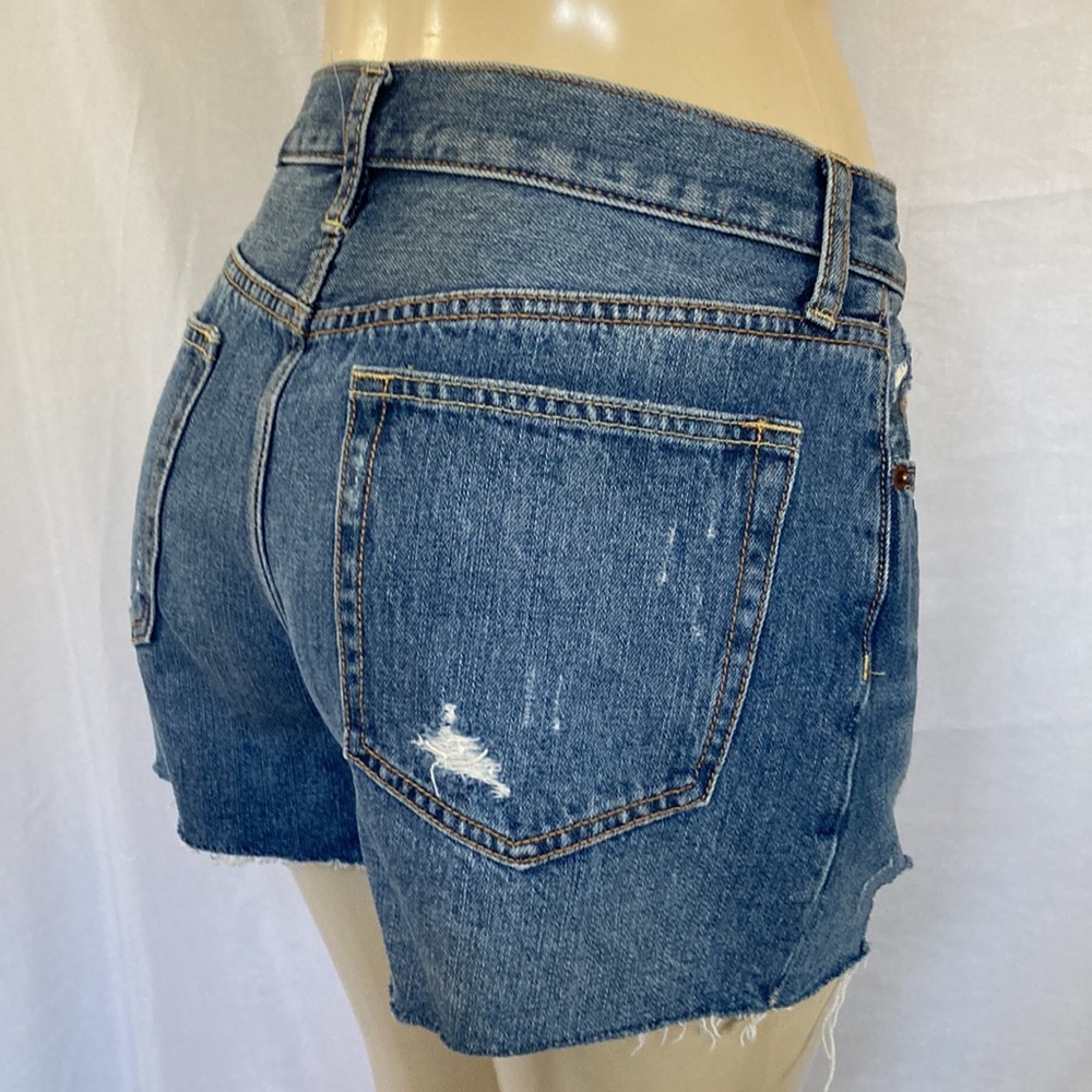 WE THE FREE Jeans Mid Blue Wash Shorts Size 31 DISTRESSED RIPPED Fray Hem NWOT